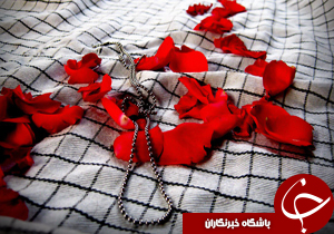 پدری که اسلحه فرزند شهیدش را زمین نگذاشت