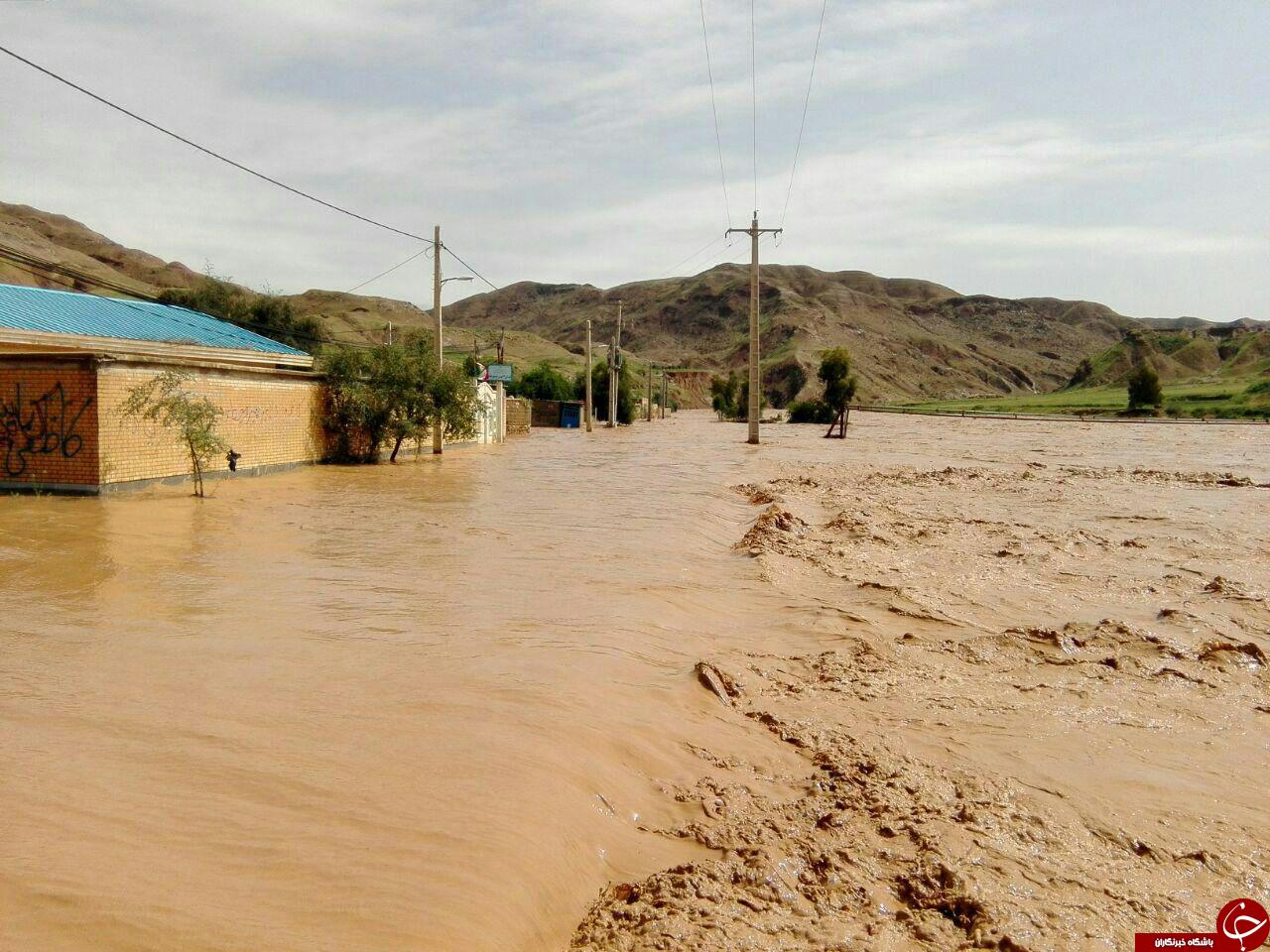محاصره روستای چم&zwnj;مهر در سیل + تصاویر
