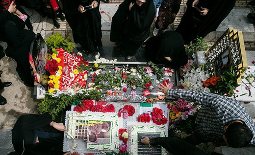 تولد غریبانه&zwnj;ای که دختران برای پدر شهید مدافع حرمشان گرفتند + تصاویر