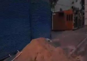 مسدود شدن پیاده&zwnj;رو توسط کانکس&zwnj;ها + فیلم