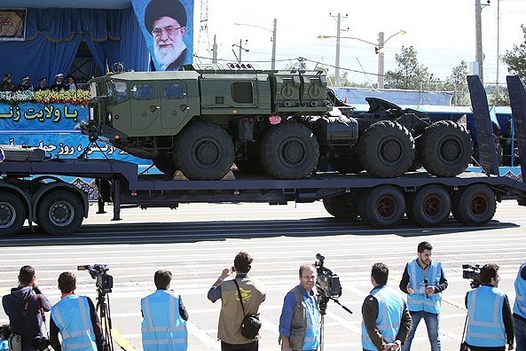 جمله طلایی رهبری در پیشخوان یگانهای محمول آجا / چرخش لنز دوربین رسانهها درپی غرش جنگندههای نهاجا جمله طلایی رهبری در پیشخوان یگانهای محمول آجا / چرخش لنز دوربین رسانهها درپی غرش جنگندههای نهاجا