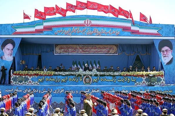 جمله طلایی رهبری در پیشخوان یگانهای محمول آجا / چرخش لنز دوربین رسانهها درپی غرش جنگندههای نهاجا جمله طلایی رهبری در پیشخوان یگانهای محمول آجا / چرخش لنز دوربین رسانهها درپی غرش جنگندههای نهاجا