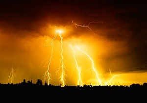 سوختگی چوپان روانسری بر اثر برخورد صاعقه