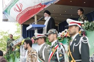 مسئولان مراقب شیطنت های دشمن باشند