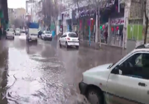 آب&zwnj;گرفتگی معابر پس از بارش برف و تگرگ در شهر اردبیل + فیلم