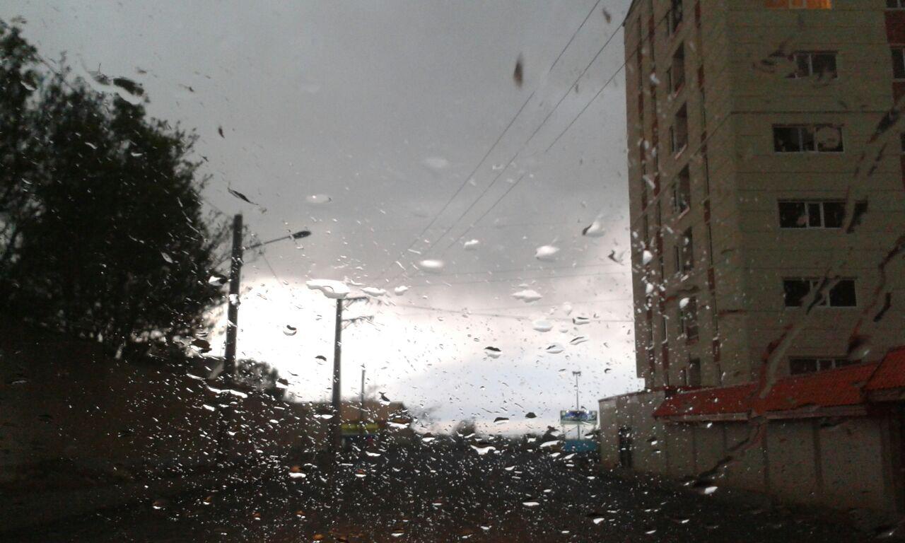 آغاز بارش باران و وقوع رعد و برق در اراک