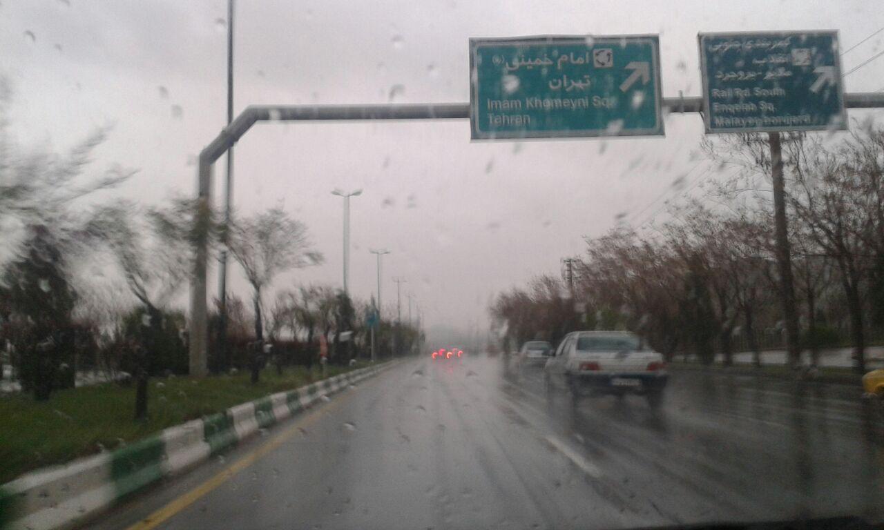 آغاز بارش باران و وقوع رعد و برق در اراک