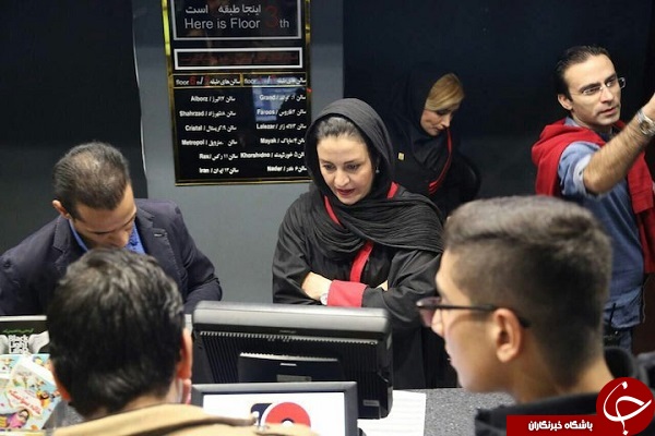 مریلا زارعی در حال فروش افتخاری بلیت فیلم 