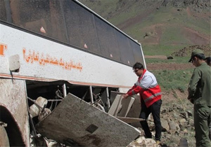 یک کشته و 10 مجروح در واژگونی اتوبوس