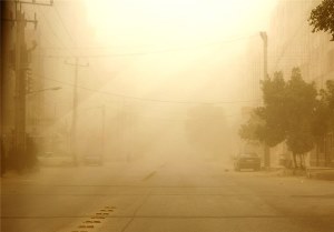 نجات کودک گمشده در طوفان+عکس