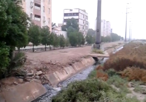 ورود فاضلاب به کانال آب در وسط شهر! + فیلم