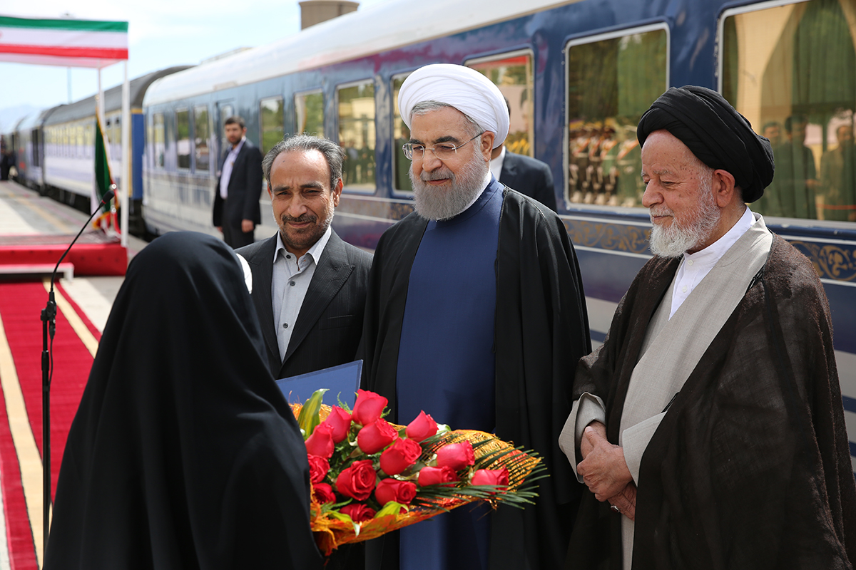 روحانی وارد سمنان شد/ برنامه&zwnj;های دولت تدبیر و امید برای توسعه سمنان