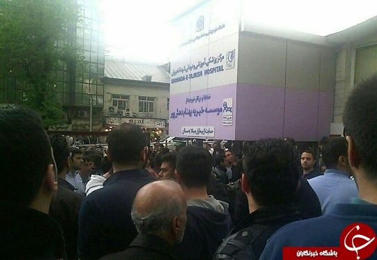 تجمع مردم مقابل بیمارستانی که اولادی در آن فوت کرد