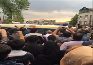 لحظه ى خروج پيكر مهرداد اولادى و شعار هواداران + فیلم