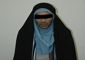 کیف زنی با لباس زنانه