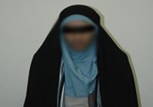 کیف زنی با لباس زنانه