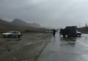 واژگونی خودروی سمند درمحور "اردکان-نائین"