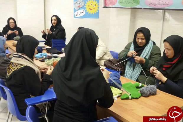 برای کودکان کار شال&zwnj;وکلاه می&zwnj;بافیم