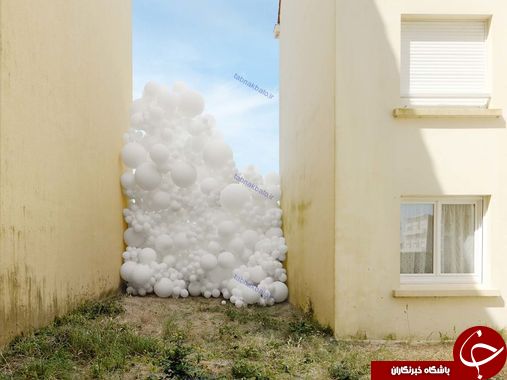 خلق دنیای سور رئال با بادکنکهای سفید