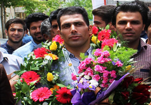 کشتی گیر ناشنوای چهارمحالی بر سکوی قهرمانی ایستاد