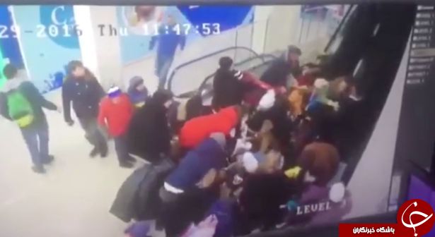 سقوط وحشتناک 44 دانش آموز از پله برقی+ فیلم