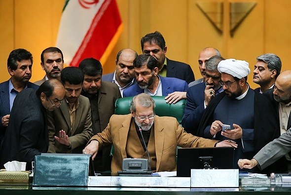 نورافکنِ مجلس به &laquo;شب عظمای دولت&raquo;/دلخوش: چرا خاموش می&zwnj;کنید/ لاریجانی: ما 9 ساله خاموش نکردیم!