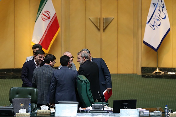 از نورافکن مجلس به &laquo;شب عظمای دولت&raquo; تا ماجرای دکمه &laquo;دلخوش&raquo; و 9 سال پرهیزگاری &laquo;لاریجانی&raquo;
