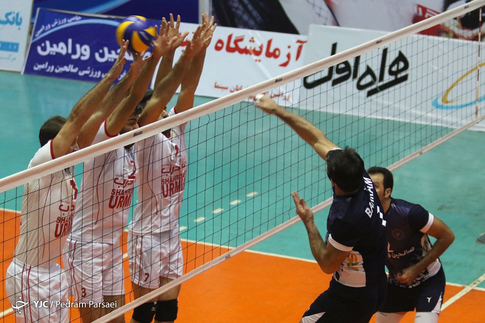 از قطعی برق سالن شهید گل عباسی تا درگیری لفظی شیرکوند با ناظر