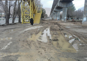 دردسرهای عبور از خیابان گِل&zwnj;آلود + فیلم