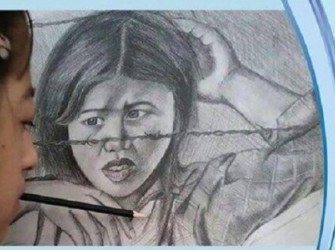 دختر هنرمندی که با استفاده از دهانش ۸۰ اثر هنری خلق کرد