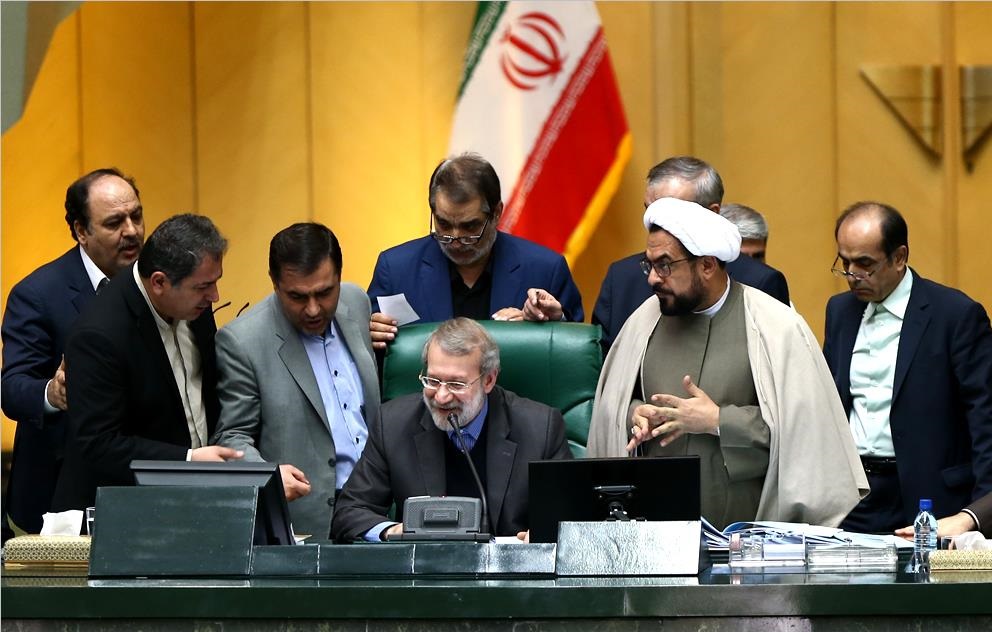 از قسم حضرت عباسی لاریجانی تا غیبت در روز روشن/ وقتی «دَه‌مرده» جای ده مرد حرف می‌زند!