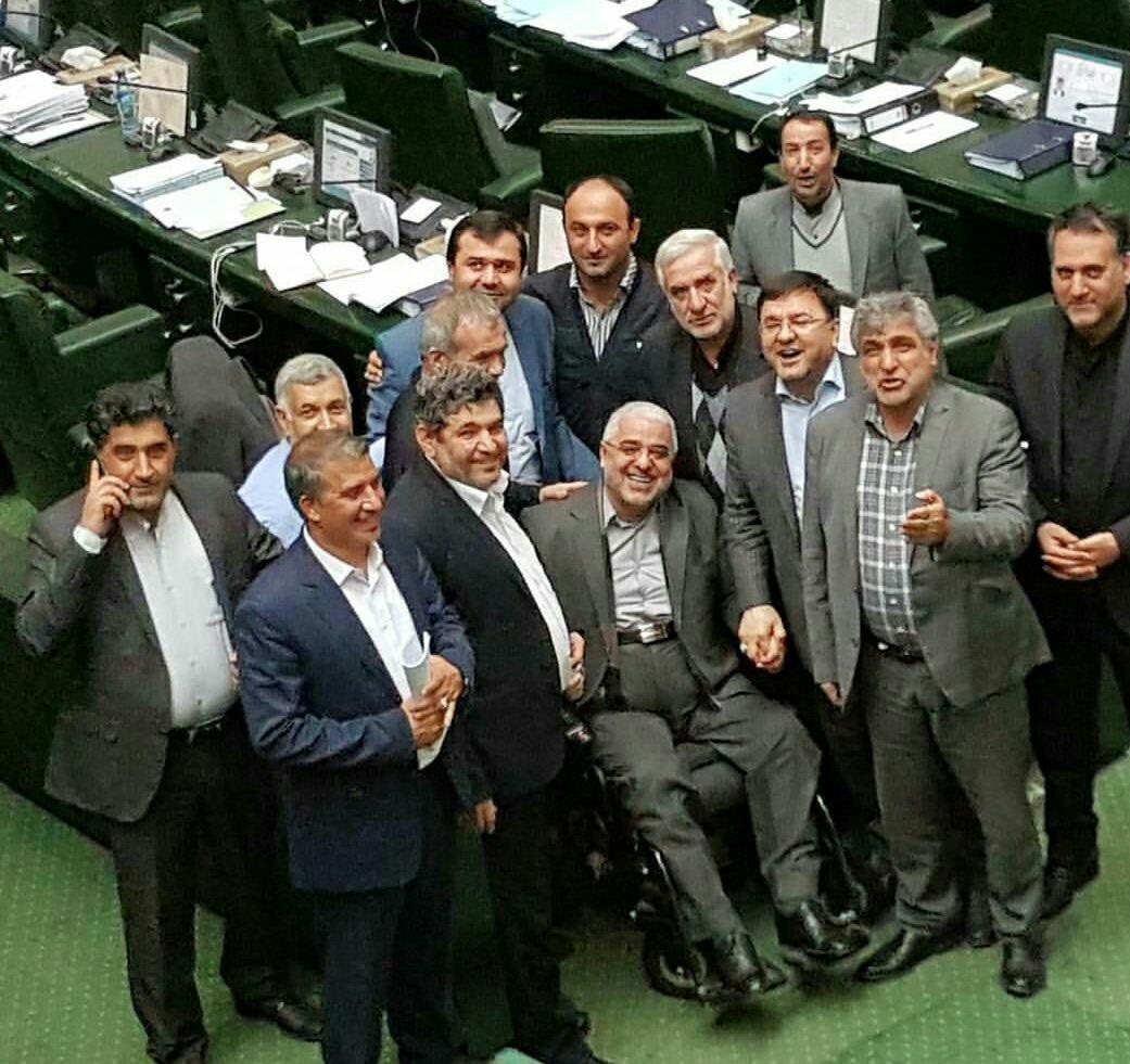 از قسم &laquo;لاریجانی&raquo; تا سُنت&zwnj;شکنی پارلمانی/ وقتی &laquo;دَه&zwnj;مرده&raquo; جای ده نفر حرف می&zwnj;زند!/ غیبت در روز روشن!