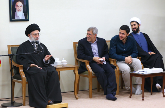 جوانان مؤمن و انقلابی را بسیار دوست دارم و از آنان پشتیبانی می&zwnj;کنم/از افراد متزلزل در راه دین و انقلاب باید حذر و پرهیز کرد