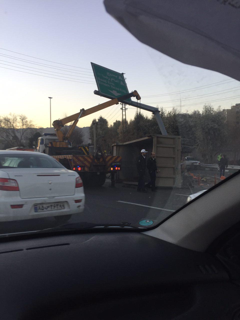 واژگونی کامیون در اتوبان بعثت + تصاویر