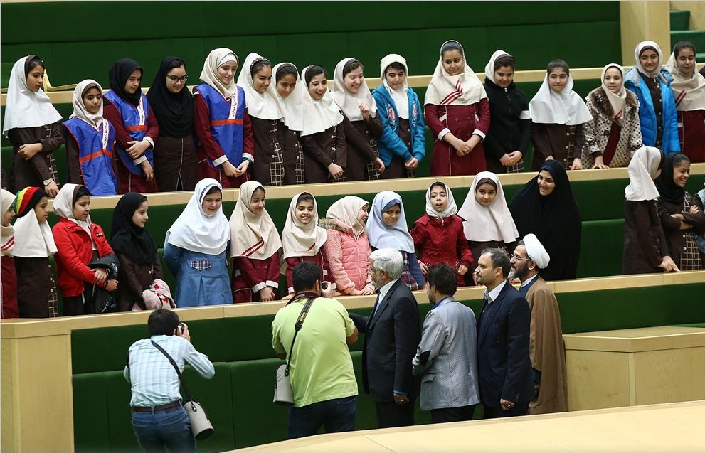 از دمپایی &laquo;حاجی&raquo; تا قافیه&zwnj;سازی دلخوش با &laquo;لاریجانی&raquo;/ مهمان&zwnj;نوازی &laquo;عارف&raquo; از یار دبستانی صحن/وقتی پای &laquo;لیلی&raquo; به برنامه ششم باز می&zwnj;شود