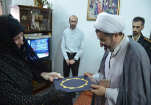 دیدار مسئولان انتظامی استان با خانواده شهید