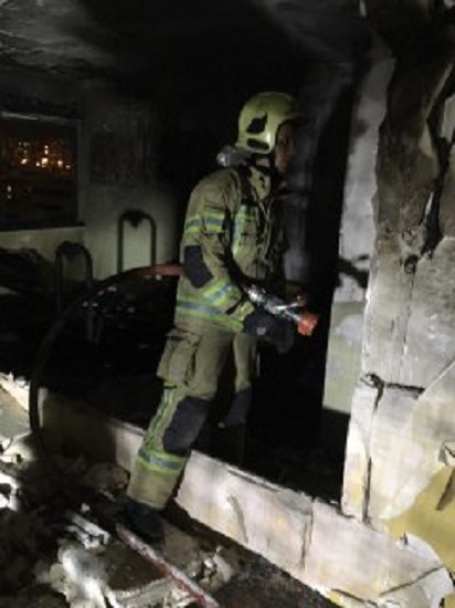 انفجار مجتمع 80 واحدی در خیابان اکباتان/ آتش نشانان 12 نفر از ساکنان را از میان دود و آتش نجات دادند + تصاویر
