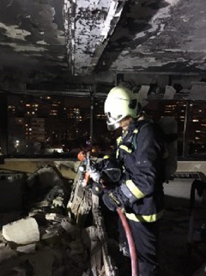 انفجار مجتمع 80 واحدی در خیابان اکباتان/ آتش نشانان 12 نفر از ساکنان را از میان دود و آتش نجات دادند + تصاویر