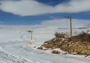 دشواری تردد در جاده برفی روستای خلیان + فیلم