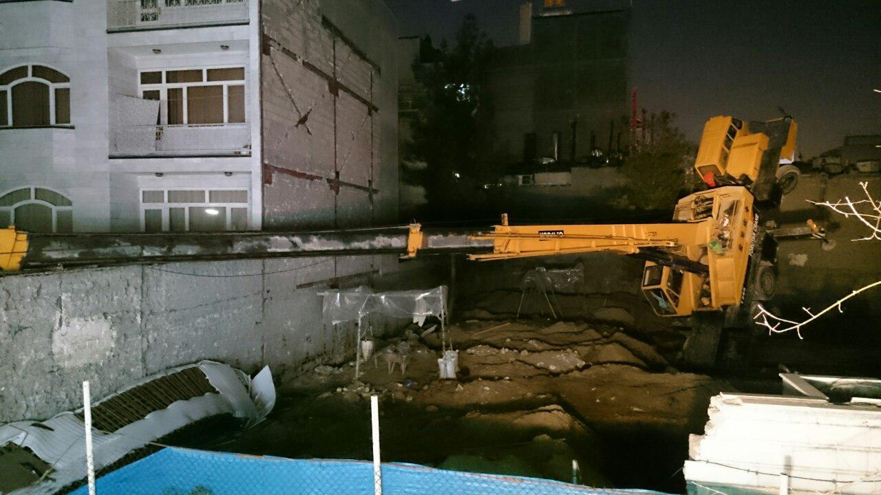 واژگونی یک دستگاه جرثقیل در یک پروژه ساختمانی + تصاویر