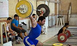 مدال نقره بر گردن وزنه بردار همدانی