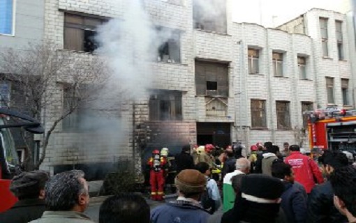 آتش سوزی ساختمان مسکونی در خیابان نبرد جنوبی/ نجات خانم و آقای 60 ساله از دودگرفتگی