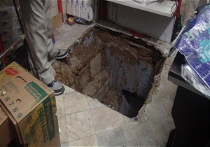 فرونشست 3 متری کف فروشگاه مواد شوینده در خیابان دماوند/ حادثه خسارت جانی نداشت