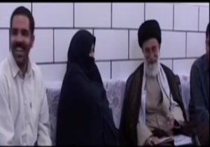 واكنش رهبرانقلاب در اهدای قرآن به خانواده شهید + فیلم