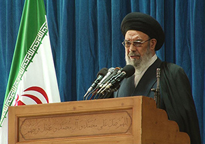 دشمن در پی به انحراف کشاندن جامعه در مسیر بی‌بندوباری است