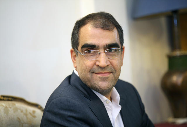 ممنوعیت فعالیت پزشکان در بخش دولتی و خصوصی مغایر با قانون اساسی است