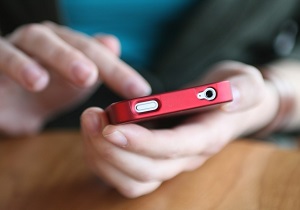 زنگ هشدار برای جوانان به صدا در آمد/ تمام خطرات استفاده طولانی‌مدت از موبایل