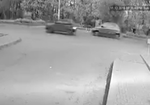 برخورد وحشتناک خودرو با عابر پیاده + فیلم