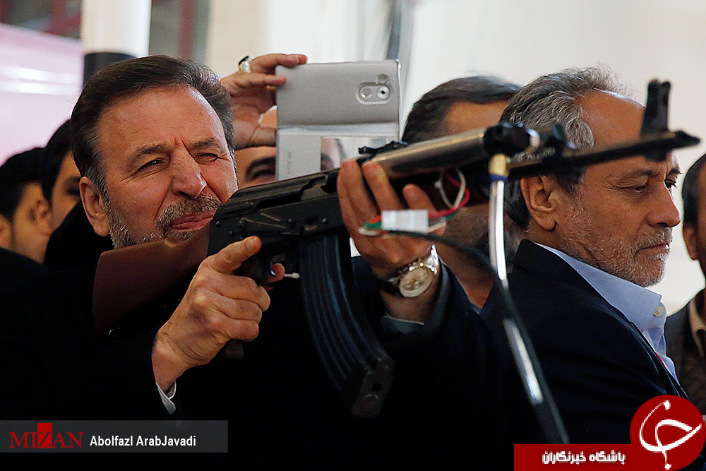 عکس/ وزیر ارتباطات تفنگ به دست شد !