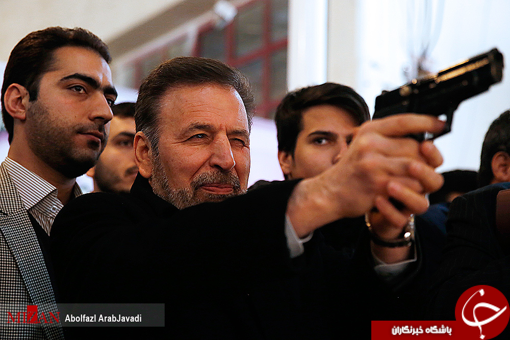 عکس/ وزیر ارتباطات تفنگ به دست شد !
